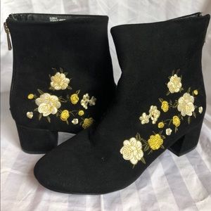 modern little black boots w/flowers
